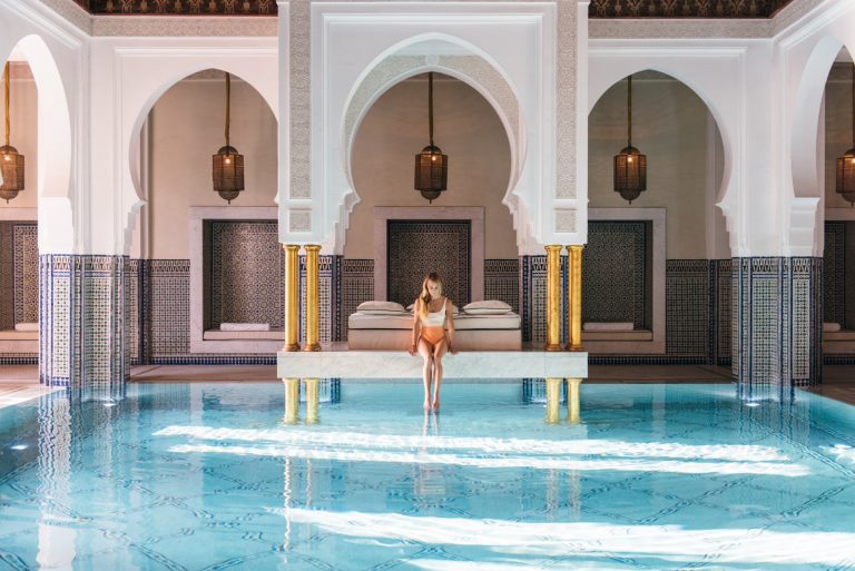 desain kolam renang dengan podium arsitektur maroko